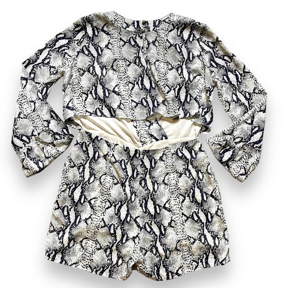 Arc & Co Long Sleeve Snakeskin Print Shortalls Romper Size Large - Picture 2 of 15